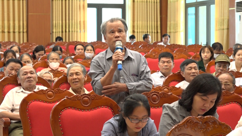 Cử tri huyện Kim Bảng, Hà Nam kiến nghị trong một buổi tiếp xúc với Tổ đại biểu HĐND tỉnh - ẢNH ANH TUẤN